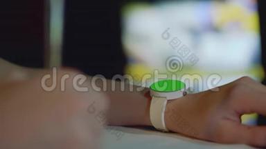 用绿色屏幕聚焦在女孩的左手上的白色手表，用女孩`的右手去聚焦笔
